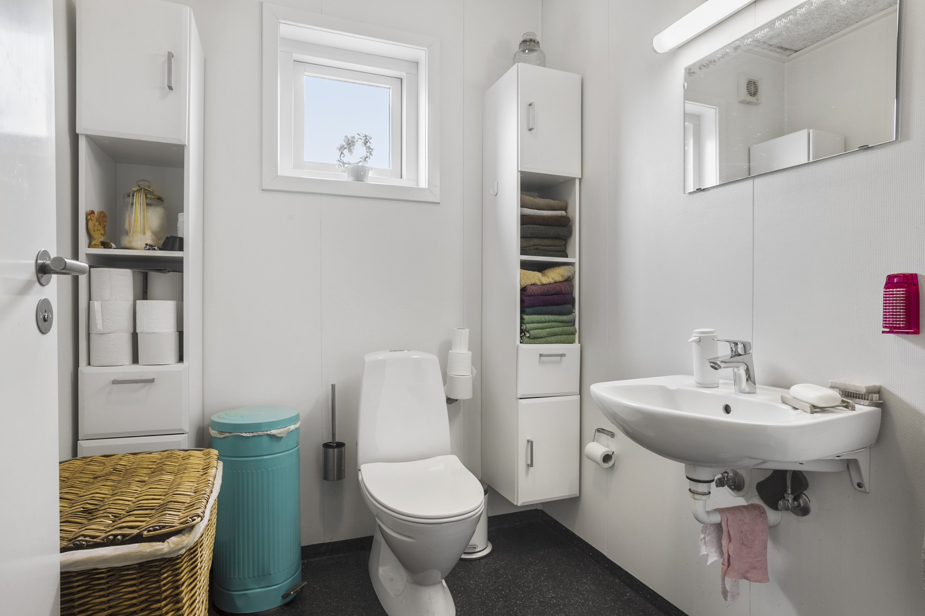 Fremhævet toilet billede i fuldskærmstilstand. Billede af Lindevej 1, Øster Lindet, 6630 Rødding