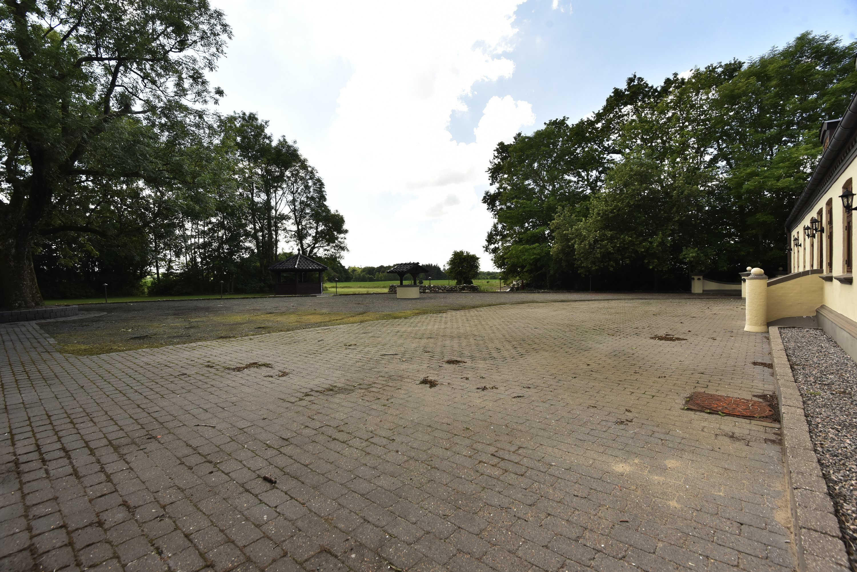 Fremhævet gårdmiljø billede i fuldskærmstilstand. Billede af Albækvej 47, Snejbjerg, 7400 Herning