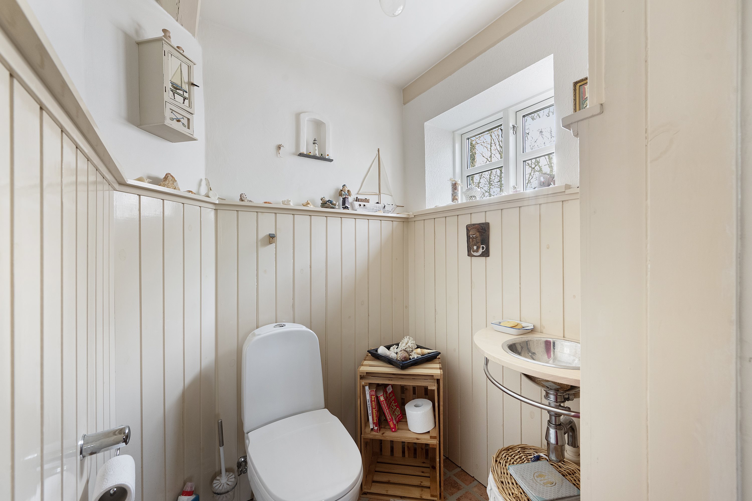 Fremhævet toilet billede i fuldskærmstilstand. Billede af Trangetvej 715, 9740 Jerslev J