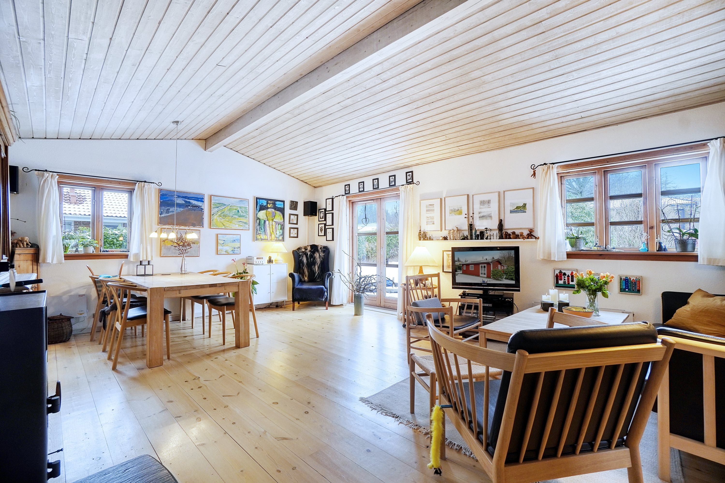 Fremhævet stue billede i fuldskærmstilstand. Billede af Bomosevej 15, 2970 Hørsholm