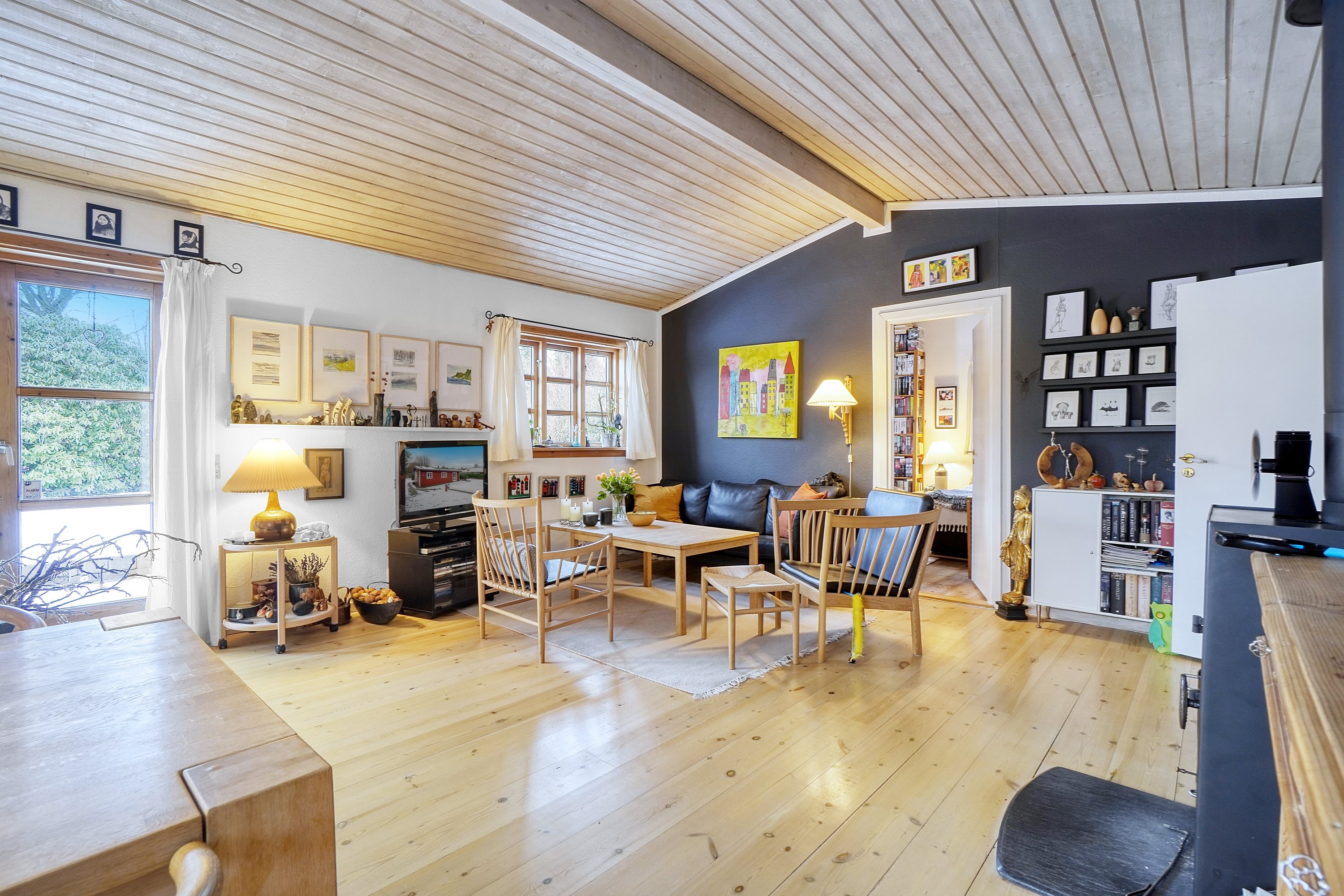 Fremhævet stue billede i fuldskærmstilstand. Billede af Bomosevej 15, 2970 Hørsholm