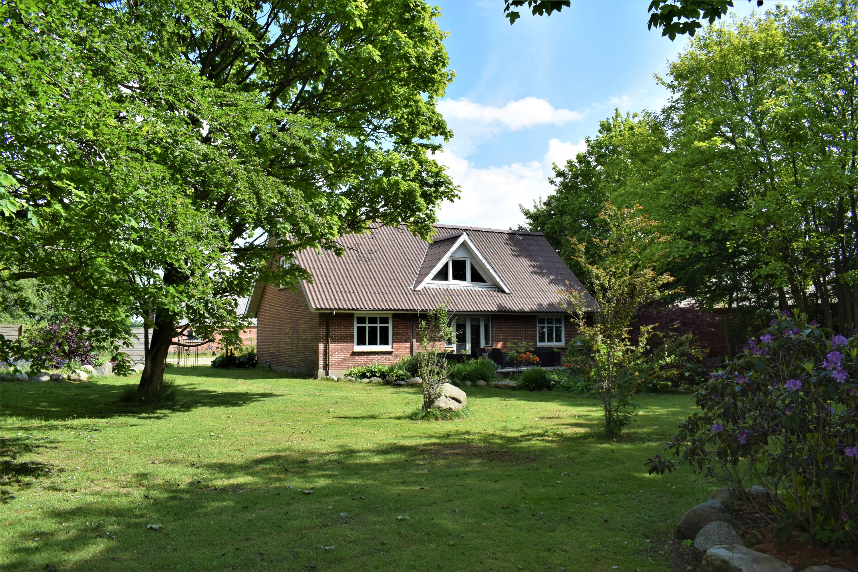 Fremhævet have billede i fuldskærmstilstand. Billede af Brejningvej 21, Brejning, 6971 Spjald